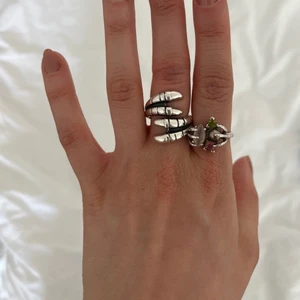 Maria Nilsdotter ring - Säljer min ring från Maria Nilsdotter. En äldre modell som är väldigt ovanlig! Extremt cool med klona runt stenarna och pärlan!