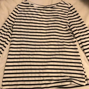 Randig tröja - Säljer denna tröja från shein eftersom den var lite förstor för mig, annars jättefin randig tröja. Aldrig använd eftersom den var för stor. Köparen står för frakt!!