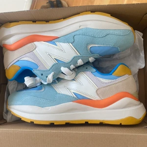 New Balance 57/40 - Säljer dessa trendiga skor. Helt nya och oanvända, köpta på zalando för 1500kr, fler bilder finns där. Frakt betalas av köpare enligt köparens önskemål. Storlek 40,5 men passar perfekt på storlek 40 då de passar på mig💓💓