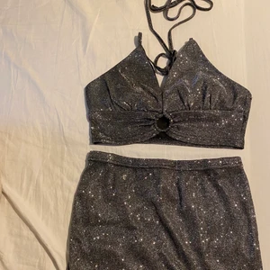 Glitter kläder - En topp med en kort kjol till, tyvär för stor för mig, rekommenderar till en M/S 