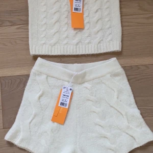 Stickat pyjamas set - Strl.146-152. Väldigt mjukt pyjamas set. Köparen står för frakten. Lite längre shorts än vad som är vanligt. Utropspris 100kr. Skriv till mig privat så kan vi diskutera pris.