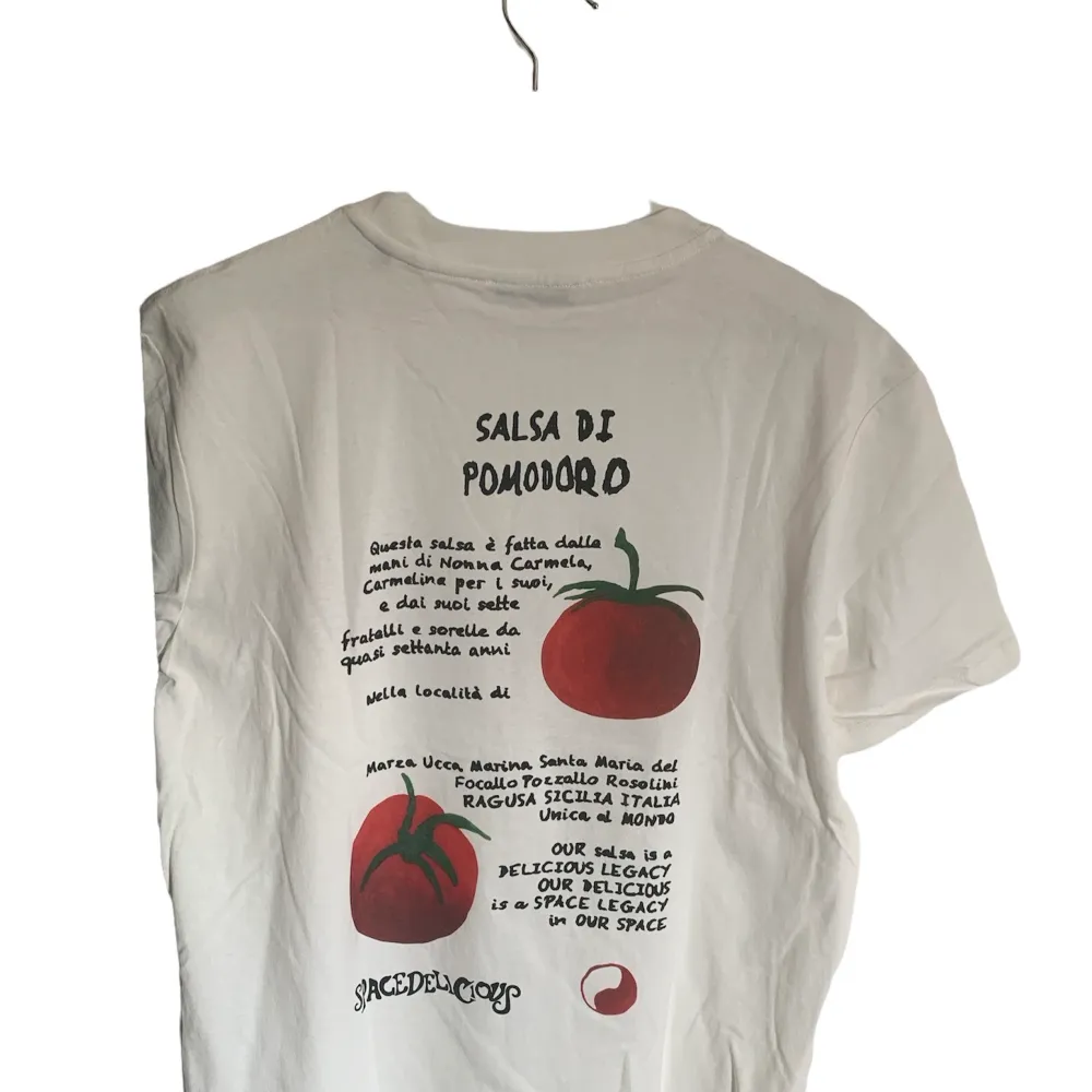Our Legacy Salsa Di Pomodoro La Salsa T-Shirt        Storlek 48                                                                                  Print fram och bak. T-shirts.