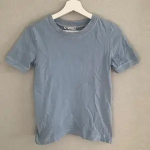 En fin basic blå t-shirt som kommer från Zara. Väldigt bra kvalite i tyget. Inte kommit till så mycket användning därmed säljer jag den och därför är den i bra skick.💙