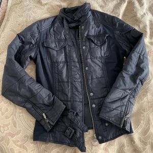 Barbour jacka  - Jätte fin Barbour jacka, perfekt till vår och sommar. Fint skick förutom lite slitningar på innertyg samt detaljen på axeln (sista bilden). 