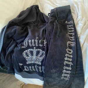 Juicy coutore från AliExpress storlek xs  - Säljer nu mina AliExpress juicy coutore. Skulle vara mörk grå men är lite mer svart än det. Säljer de för att jag andvänder inte dom, kanske har andvänt de 3 gånger. Storlek xs, de är lite små i storleken så de är mer Som xxs. 