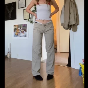 Beiga jeans - Ett par skitsnygga beiga jeans som jag egentligen har hög midja, jag har dock vikt ner byxorna på bilderna. Skriv för mått 🌸🌸