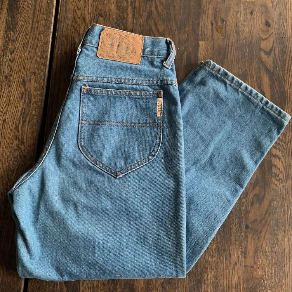 Jättesnygga jeans från Dobber. Köpte secondhand med prislapparna kvar.  Hittsr ingrn storlek på dem men jag brukar i vanliga fall ha storlek S och jag är 1.76 cm lång och dessa sitter perfekt på mig 💕. Jeans & Byxor.