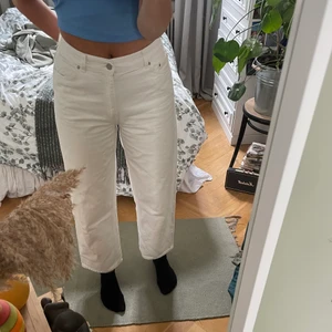 Vita jeans från weekday - Säljer dessa då de är för korta på mig som är 174 cm lång. Storlek W:29 L:30. 