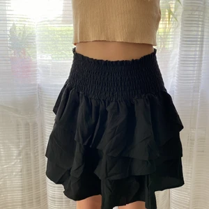 Svart volangkjol  - Svart volangkjol, köpt för inte allas länge sen o helt oanvänd💕