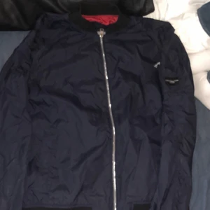 CK jacka  - Säljer nu min CK jacka i strl L