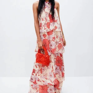 Sommar kläning  - Superfin oanvänd klänning ifrån mango! Säljer då jag skulle haft den som balklänning, men blev en annan! Nypris: 999 kr