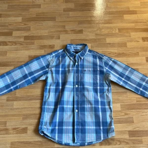 Tommy hilfiger skjorta - Storlek cirka 170, är i gott skick