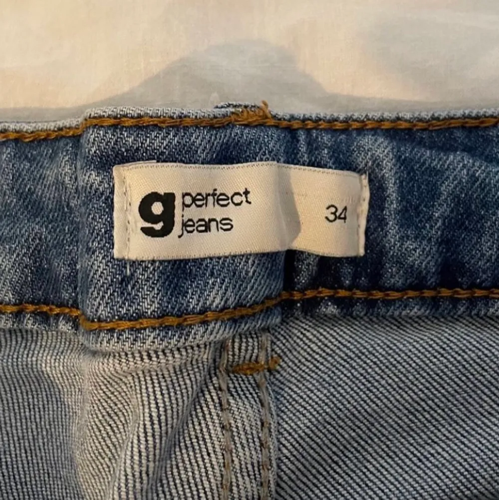 Säljer dessa jeansen från Gina Tricot, säljer eftersom de är för korta för mig🤍 Stl 34, 129kr+66kr frakt😆. Jeans & Byxor.