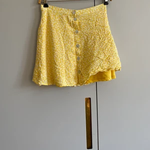 Gul blommig kjol  - Blommig kjol ifrån hm. Behöver strykas. 