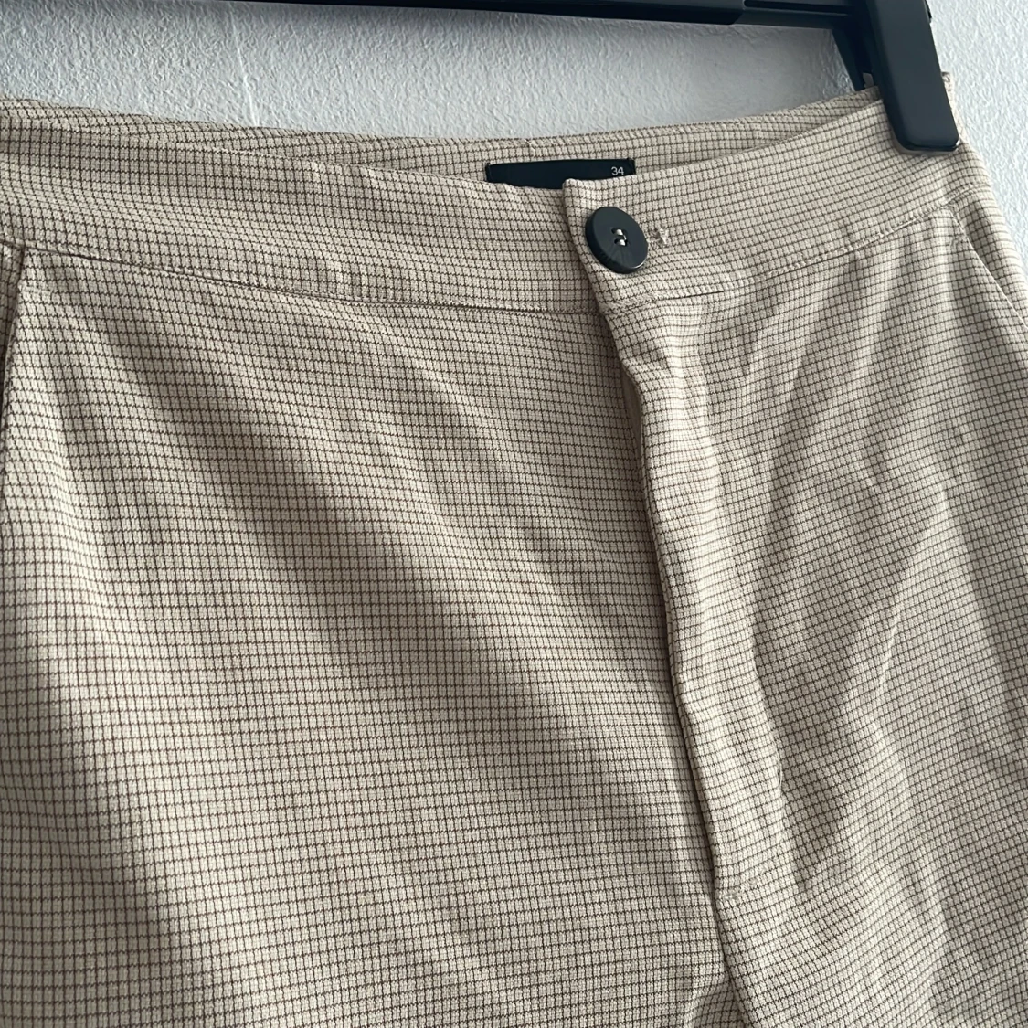 GinaTricot Rutiga beige byxor