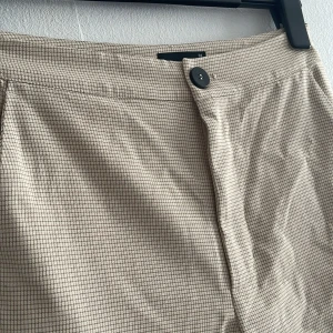 GinaTricot Rutiga beige byxor - Snygga rutiga byxor i beige och brun. Från Gina Tricot. Aldrig använd. Storlek 34. 
