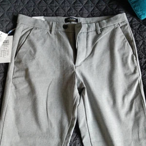 Herrbyxor Jack & Jones - Oanvända. Grey melange. Stretchiga 