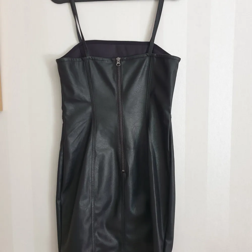 Unused faux leather mini dress. No damage, no signs of use. Klänningar.