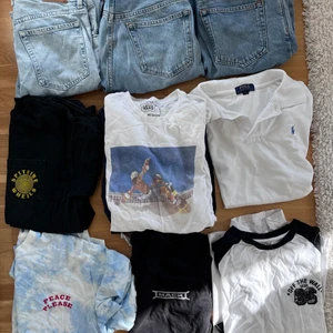 Vintage/T-shirt/jeans - 8 T-shirts av varierande märke och storlek. 2 par weekday space jeans och ett par barrel i 28/32 29/32 28/30. Jeans-200kr/styck. Tshirts 50-150kr/styck. Paketpris på allt 1000kr paketpris på alla t-shirts 700kr