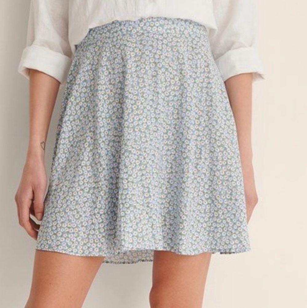 söt kjol som jag köpte förra sommaren! använd kanske 5ggr✨✨ fint skick! köpte för 200kr och säljer för 90kr + frakt💅🏼💅🏼💅🏼💅🏼. Kjolar.