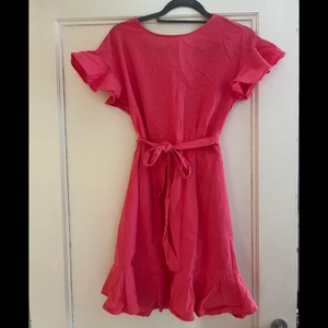 Klänning Nelly - Storlek 36, jättefint skick, behöver bara strykas. Endast använd 2 gånger. Nypris 399kr 💕 kan mötas upp i Alvik eller frakta spårbart