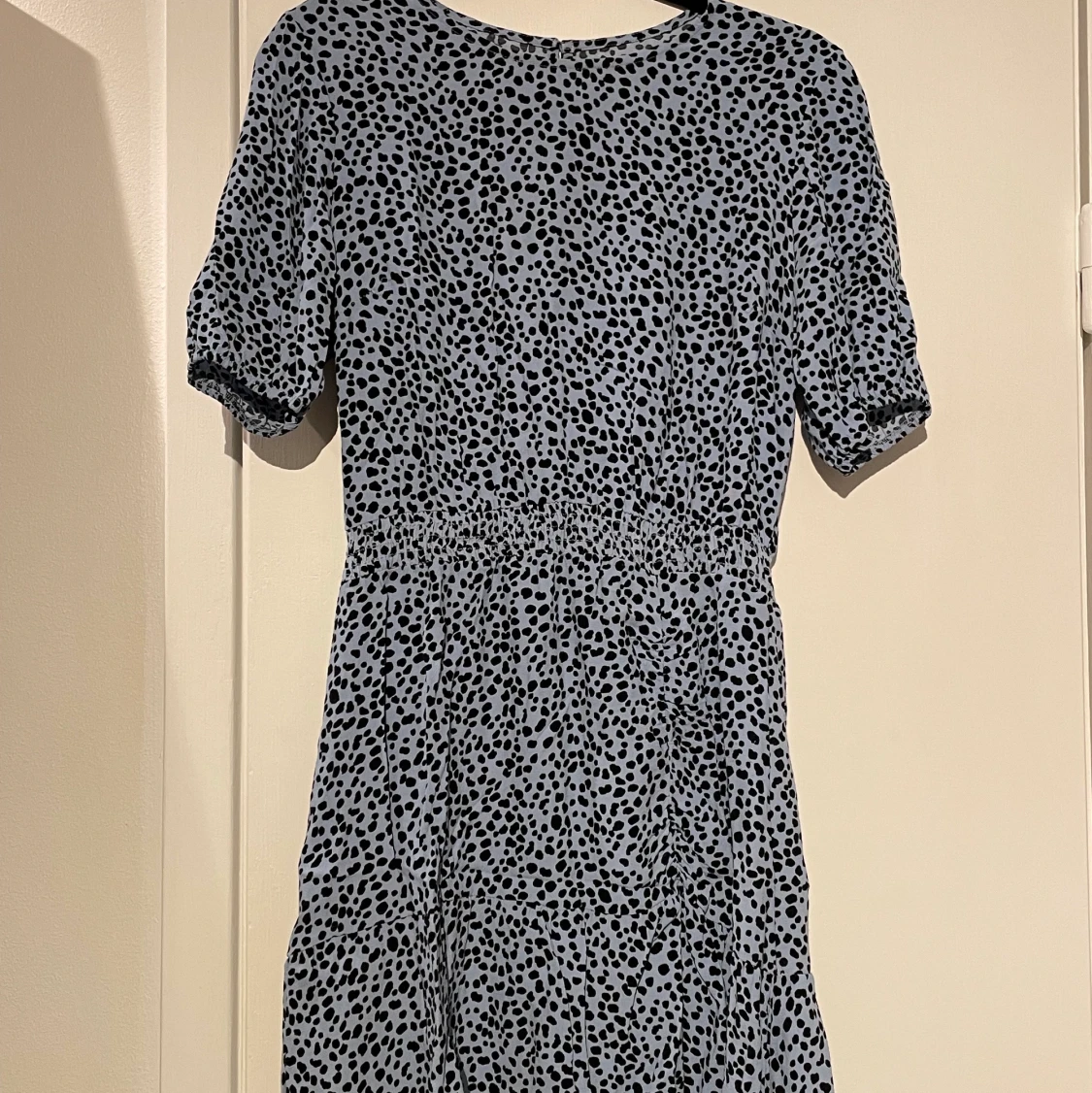 Ljusblå klänning med svarta prickar! - 90