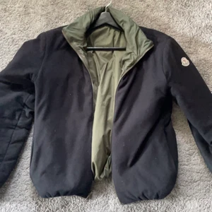 Moncler jacka - Säljer min moncler jacka/flis. Den är i bra skick och äkta såklart 