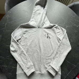 Calvin Klein XS/S - Aldrig använd! Säljer pga den bara blivit liggandes i garderoben! Fin & mysig hoodie!