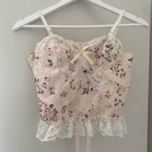 Korsett Topp - Så söt och somrig korsett topp från Cider! Är i storlek S och går att knytas tightare och lösare i ryggen. Helt oanvänd! Säljs då den inte riktigt är min stil. 💞🤛🏻 Kom privat för fler bilder!