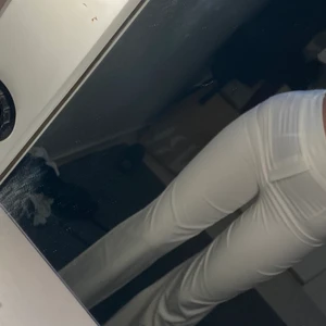 Vita byxor  - Skönt tunt material perfekt nu till sommaren, finns dragkedja dikter på sidan av ena benet, är 167 och dem passar perfekt i längden💞