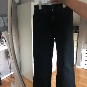 Wide leg full length - Ett par wide leg full length jeans ifrån zara, färgen är grå/svart ish ”urtvättad svart färg” storlek:38 men otroligt små i storleken så hade nog passat 34 eller 36💕köparen står alltid för frakten, för fler frågor är det bara å skriva💖💖 postbevis skickas alltid<3