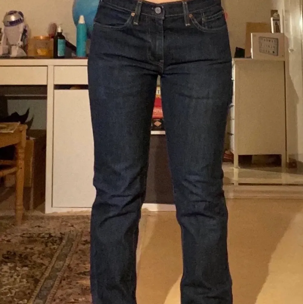 Super snygga mörkblå low/mid waist Levis jeans! (första bilden är lånad) Knappt använda, i ny skick! Säljer då de är för stora på mig. Köparen står för frakt!🙌🏻💓. Jeans & Byxor.