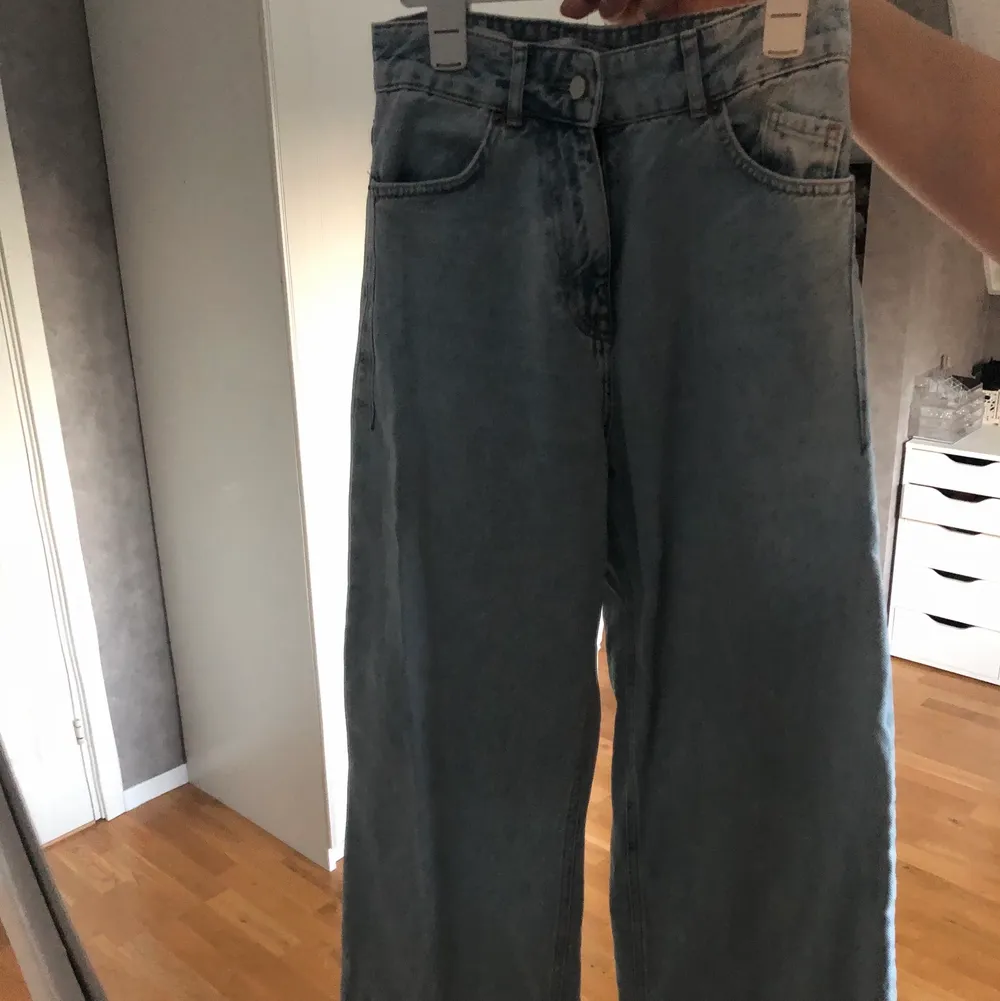 Sjuk sköna jeans ifrån zara som passar för dom som är lite längre. Storlek: 36 men 34 fungerar också. köparen står alltid för frakten, för fler frågor är det bara å skriva💖💖 postbevis skickas alltid<3. Jeans & Byxor.