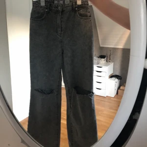 Vida grå jeans - Supersnygga jeans med hål i ifrån behrska. Aldrig använda, storlek 36 men skulle säga att det passar från xs-m, på hemsidan står det även att man ska gå upp en storlek eftersom dom är små i storleken. köparen står alltid för frakten, för fler frågor är det bara å skriva💖💖 postbevis skickas alltid<3