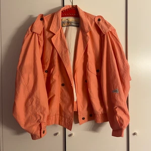 90s jacka - Jacka från 90 talet skulle jag tro? Köpt secondhand, väldigt cool men kommer tyvär inte till användning längre. Passar perfekt till våren eller en sommar kväll då den är tunn. Den är mer rosa irl än på bilden! Mer bilder kan skickas privat🫶🏼💗 