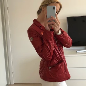 Vintage Moncler jacka!  - En retro/vintage Moncler vår jacka❤️ Det är en tunnare jacka som jag skulle säga passar bäst till våren/sommaren. Sista bilden visar bäst förgen på jackan (fler bilder kan såklart skickas på begäran🥰). Den är storlek 3 och jag skulle säga att den sitter som en storlek S. Den har både dragkedja och knappar. (Pris kan diskuteras)💕