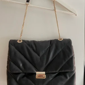 Väska  - Stilren väska köpt från Zara för ca 6 månader sen🤍😇