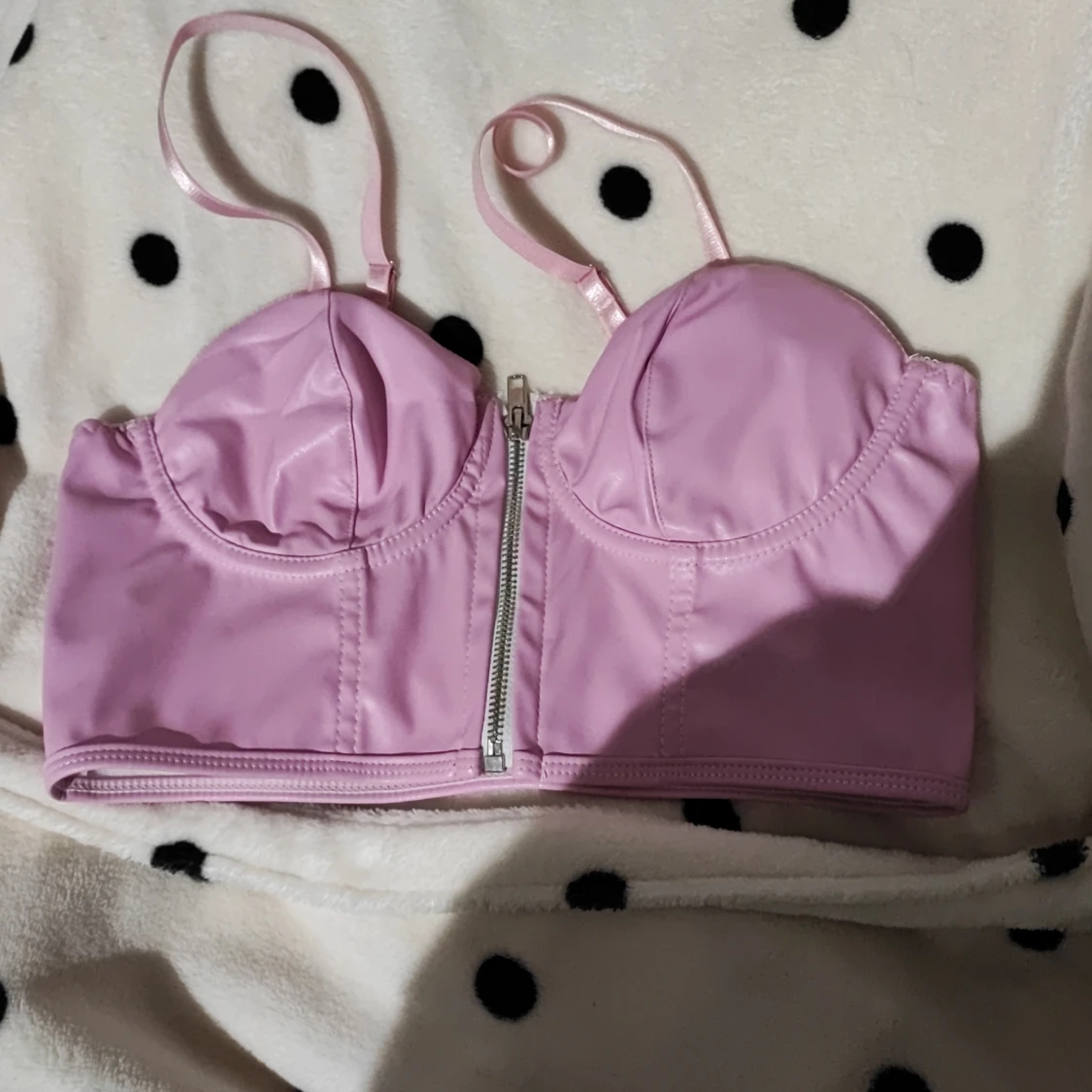 Rosa fejk läder croptop