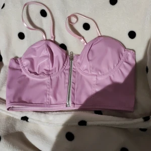 Rosa fejk läder croptop - Ljusrosa croptop i fejk läder. Storlek XS-S