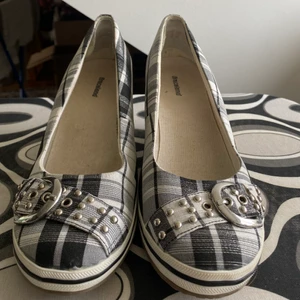 Klackar? - Coola 2000s skor! Coola med kjol o jeans! Knappt använda pga fel storlek. 🥰😎 köpta från Plick.