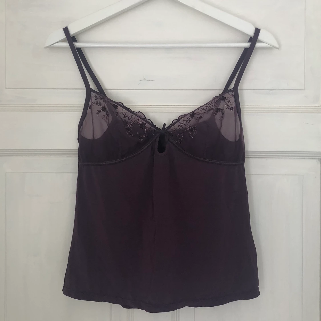 Lila linne med spetsdetaljer