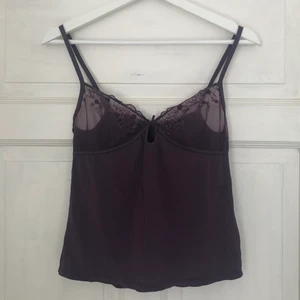 Lila linne med spetsdetaljer  - Ett lila linne som bara ligger i min garderob och inte används 😊