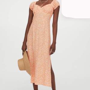 Super härlig och somrig klänning från H&M, (andra bilden lånad) Aldig använd! Passar S-M💞🥂 säljer för 250kr + frakt eller högsta bud.