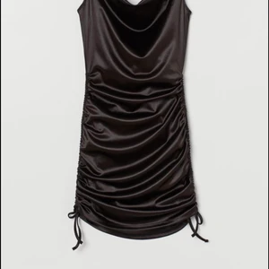 Svart klänning satin - Köpt på H&M använt ute 2-3 gånger men är i nyköpt skick.