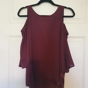 Blus från Gina Tricot  - Fin lila blus från Gina Tricot i stl 36. Den är öppen över axlarna. Fint skick. 