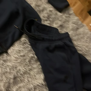 Nike tracksuit mörk blå  - Har inte kommit till användning för att den är lite förstor för mig 