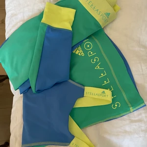 Stella mccartney - Säljer detta träningsett från adidas X stella mccartney! Nästintill helt nytt, säljes för att det är för litet💖Byxor och linne strolket xs, kom med prisförslag👍🏼❣️