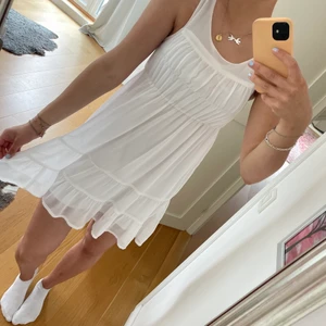 Klänning - Säljer denna jättegulliga student/skolavslutnings klänning i storlek S! Jag är 175 och skulle säga att den passar 160-175 beroende på hur lång man vill ha💗💗 