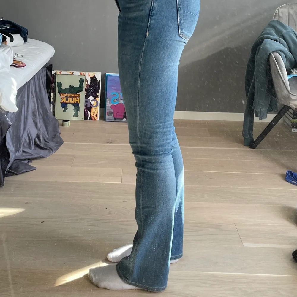 Så så fina jeans, low waist, superbekväma och bootcut. Säljer pga för korta för mig.. o hoppas någon annan får bättre användning av de..🥹. därav väldigt sparsamt använda, osäker på storleken men det är bara att fråga vid frågor🫶. Jeans & Byxor.