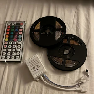 Ledlights 10 meter !gratis frakt! - Säljer oanvända 10 meter ledlights. (Bara öppnad) det är två st 5 meter rullar. Det ingår 1 färgdosa, 2st rullar (5meter på 1) och den där vita grejen som man kopplar in dem med. Säljer för de aldrig kommer bli använda. GRATIS FRAKT 🫶🏻